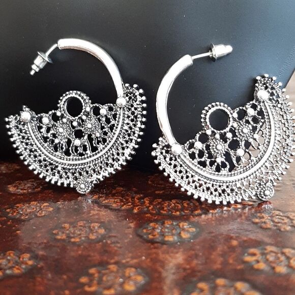 NWOT  Boho style lace hollow carved flower C shaped earrings - Picture 2 of 5